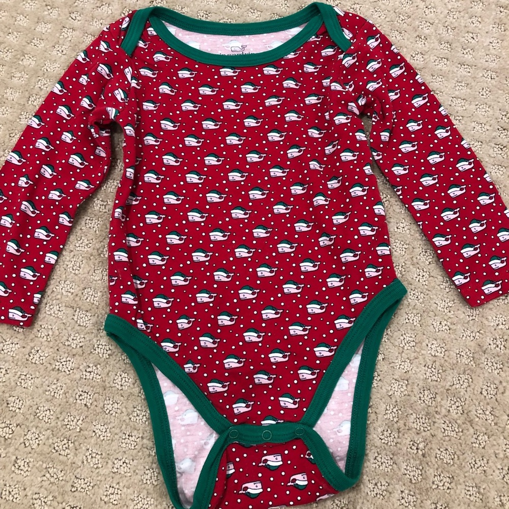 Vineyard Vines Santa Whale Oneaie